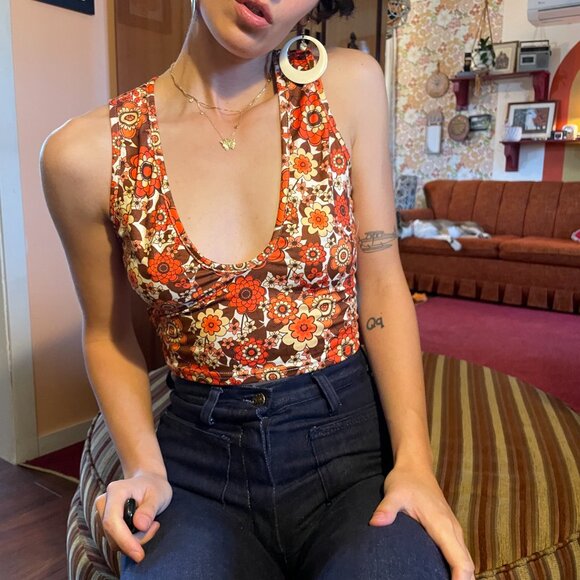 Plunge 70s style orange floral print MOD style sleeveless crop top! - Picture 10 of 13